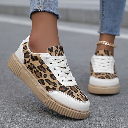 Sneakers da donna con stampa leopardata retrò