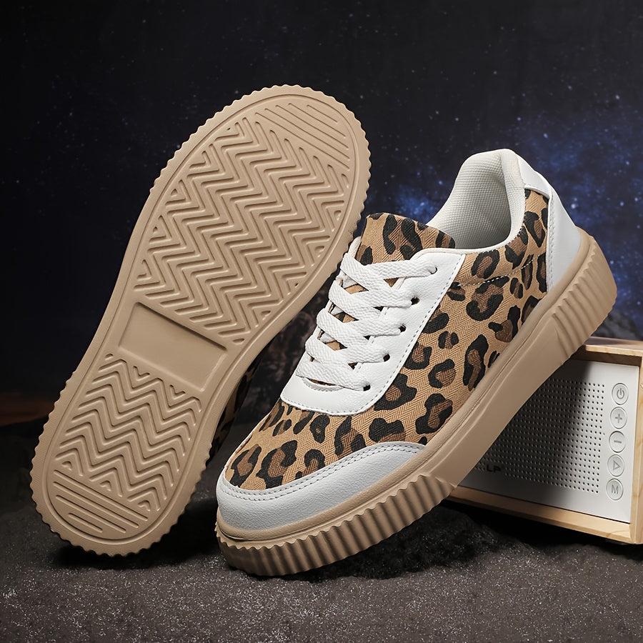 Sneakers da donna con stampa leopardata retrò